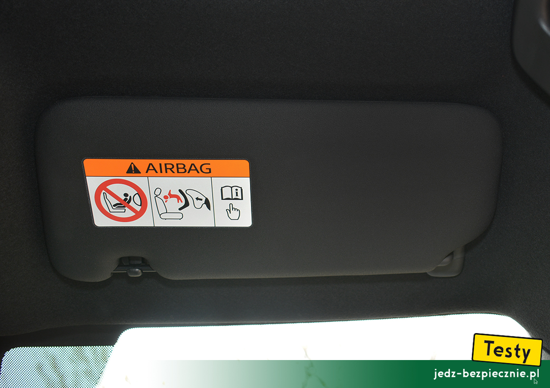 TESTY | Mazda MX-30 - ostrzeżenie na osłonie przeciwsłonecznej pasażera, fotelik dziecięcy tyłem do kierunku jazdy