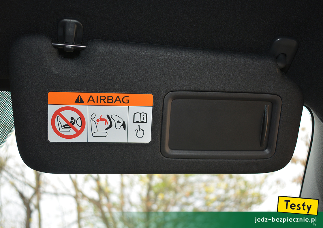 TESTY | Mazda MX-30 - ostrzeżenie na osłonie przeciwsłonecznej pasażera, fotelik dziecięcy tyłem do kierunku jazdy