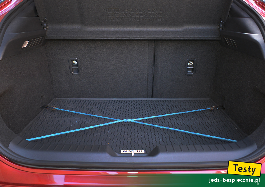 TESTY | Mazda MX-30 - linki zabezpieczające transportowane w bagażniku przedmioty, mata antypoślizgowa
