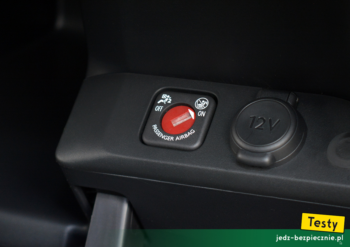 Testy - Peugeot e-Traveller - przód samochodu - wyłącznik przedniej poduszki powietrznej pasażera, fotelik dziecięcy tyłem do kierunku jazdy