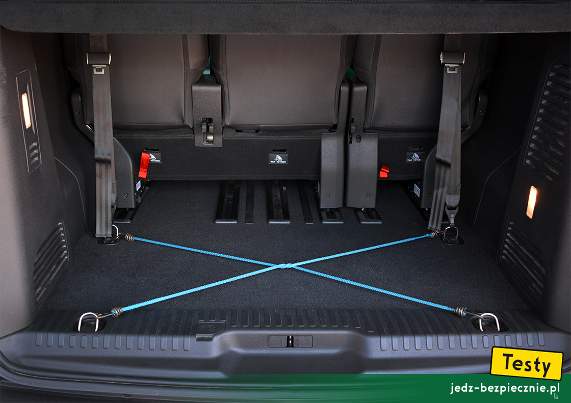 Testy - Peugeot e-Traveller - linki zabezpieczające przedmioty transportowane w bagażniku