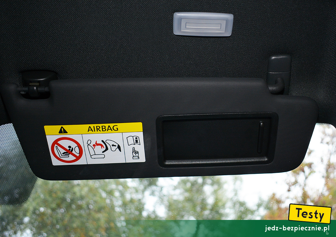 Testy - Cupra Leon e-Hybrid hatchback - ostrzeżenie na osłonie przeciwsłonecznej pasażera, fotelik tyłem do kierunku jazdy