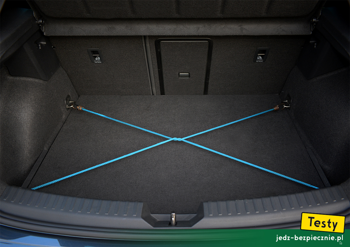 Testy - Cupra Leon e-Hybrid hatchback - linki zabezpieczające transportowane przedmioty w bagażniku