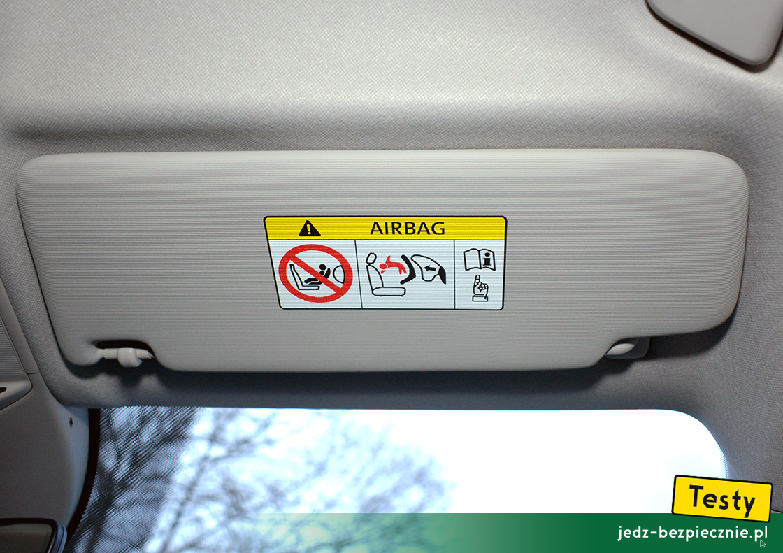 Testy - Skoda Fabia IV hatchback - ostrzeżenie na osłonie przeciwsłonecznej pasażera