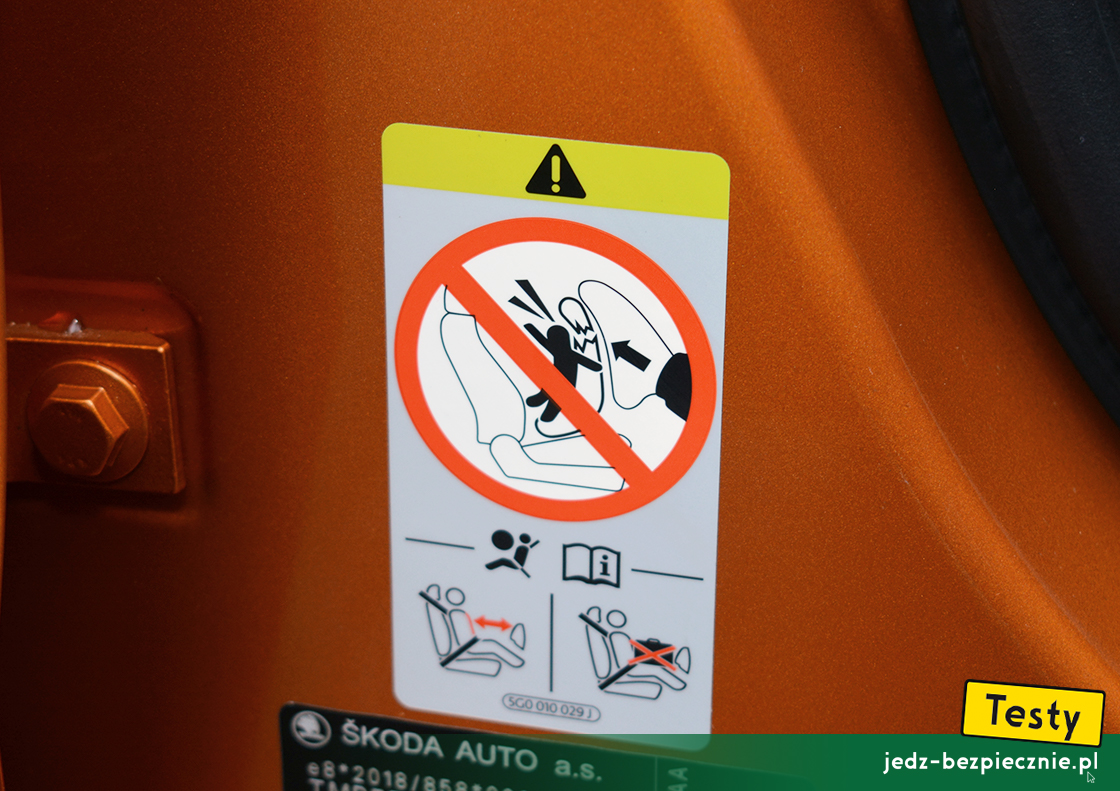 Testy - Skoda Fabia IV hatchback - dodatkowe ostrzeżenie na słupku B, fotelik dziecięcy w pozycji tyłem do kierunku jazdy