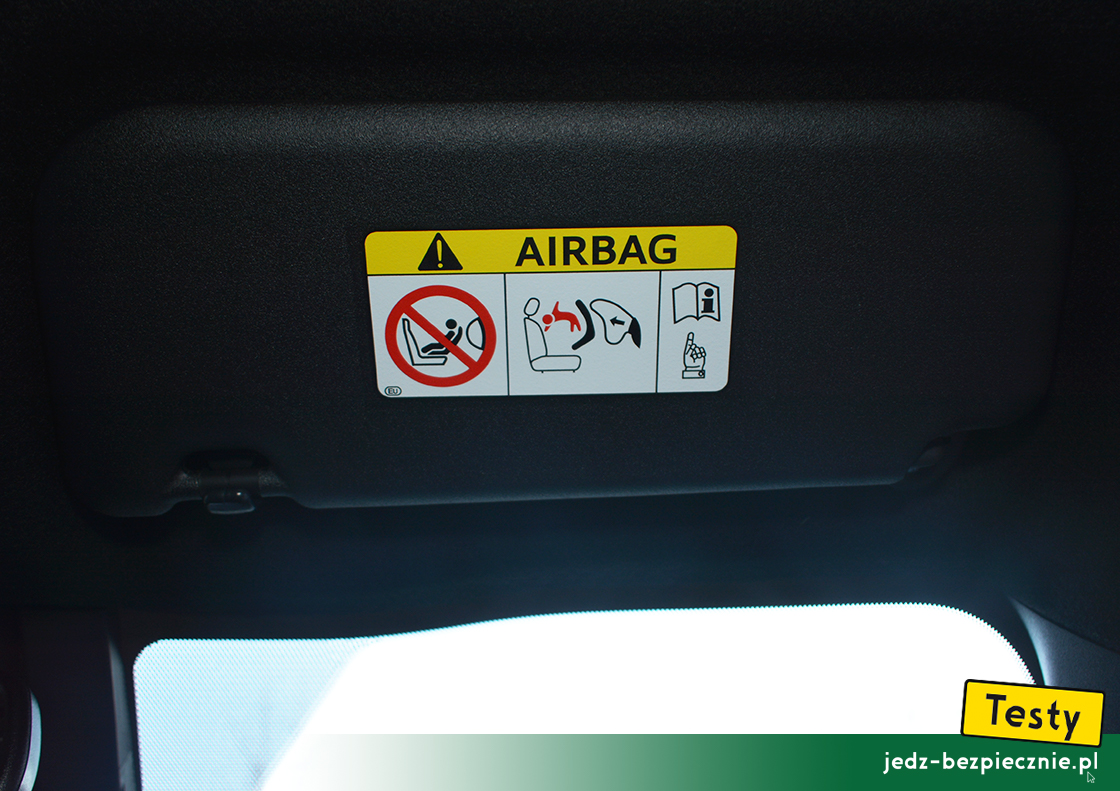 Testy - Toyota Yaris Cross - ostrzeżenie na osłonie przeciwsłonecznej pasażera