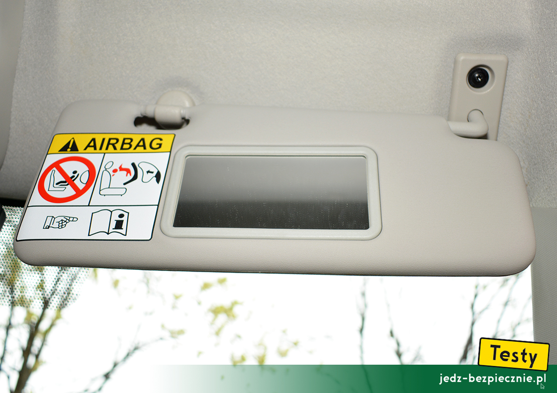 Testy - Dacia Spring - ostrzeżenie na osłonie przeciwsłonecznej pasażera