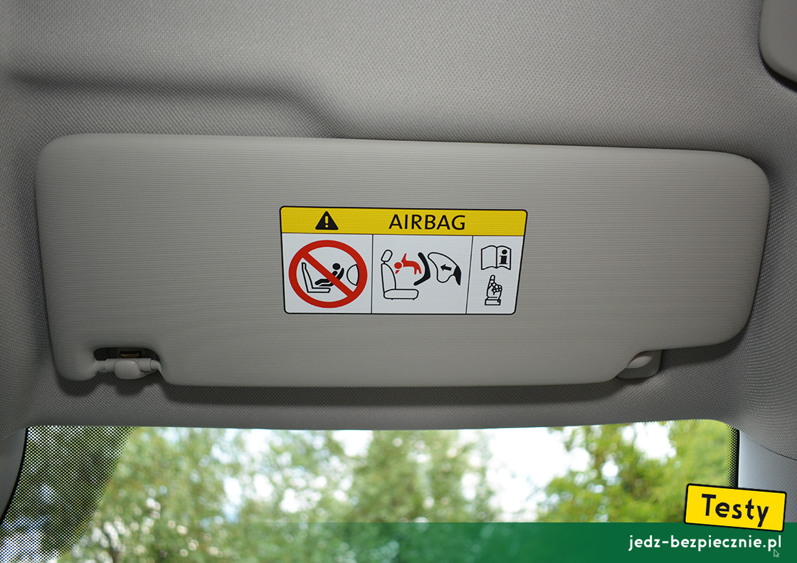 Testy - Volkswagen Golf VIII hatchback eHybrid - ostrzeżenie na osłonie przeciwsłonecznej pasażera, fotelik dziecięcyh tyłem do kierunku jazdy