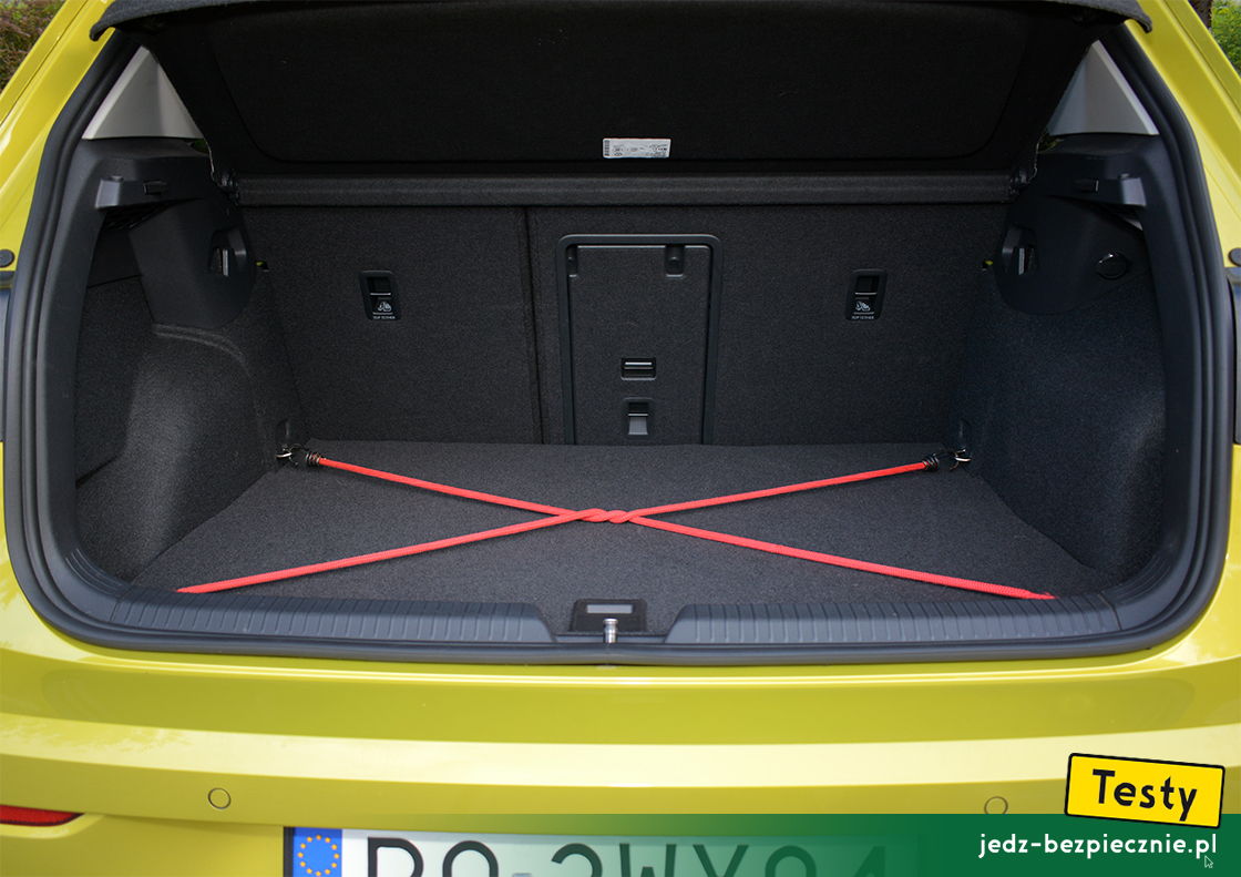 Testy - Volkswagen Golf VIII hatchback eHybrid - linki zabezpieczające przewożone przedmioty w bagażniku hybrydy