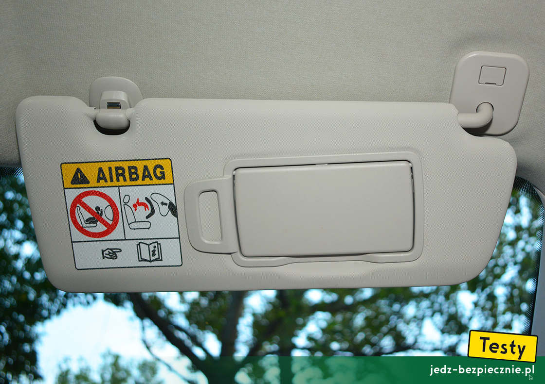 Testy - Dacia Jogger 5-osobowa - ostrzeżenie na osłonie przeciwsłonecznej pasażera, fotelik tyłem do kierunku jazdy