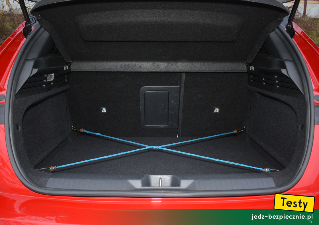 Testy - Opel Astra VI plug-in - linki zabezpieczające transportowane przedmioty w bagażniku
