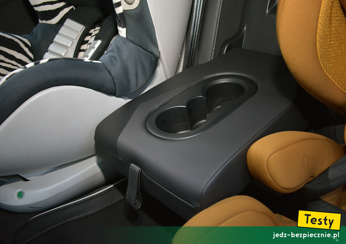 TESTY | Volkswagen ID.7 | rozkładany podłokietnik na środkowym miejscu kanapy