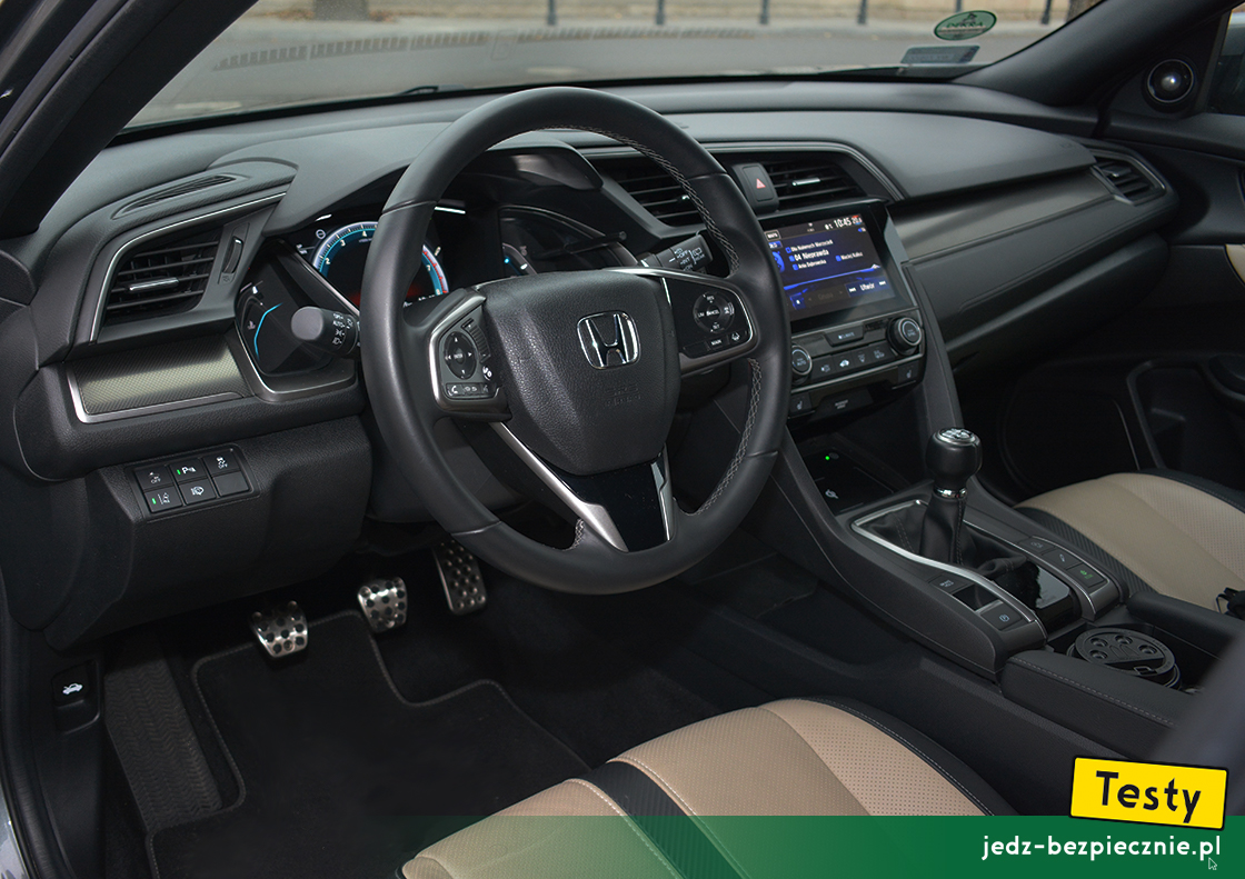 Testy - Honda Civic X hatchback - kokpit