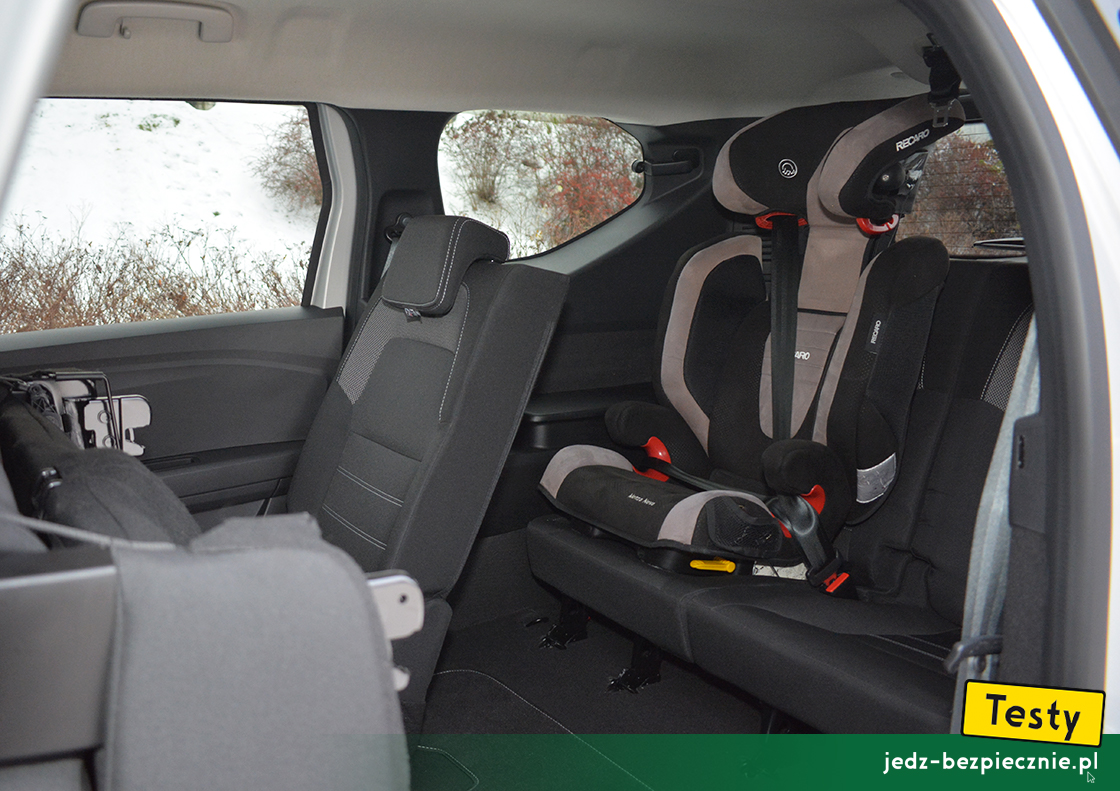 TESTY | Dacia Jogger 7-osobowa - fotelik dziecięcy w trzecim rzędzie, montaż za pomocą samochodowego pasa bezpieczeństwa, przodem do kierunku jazdy