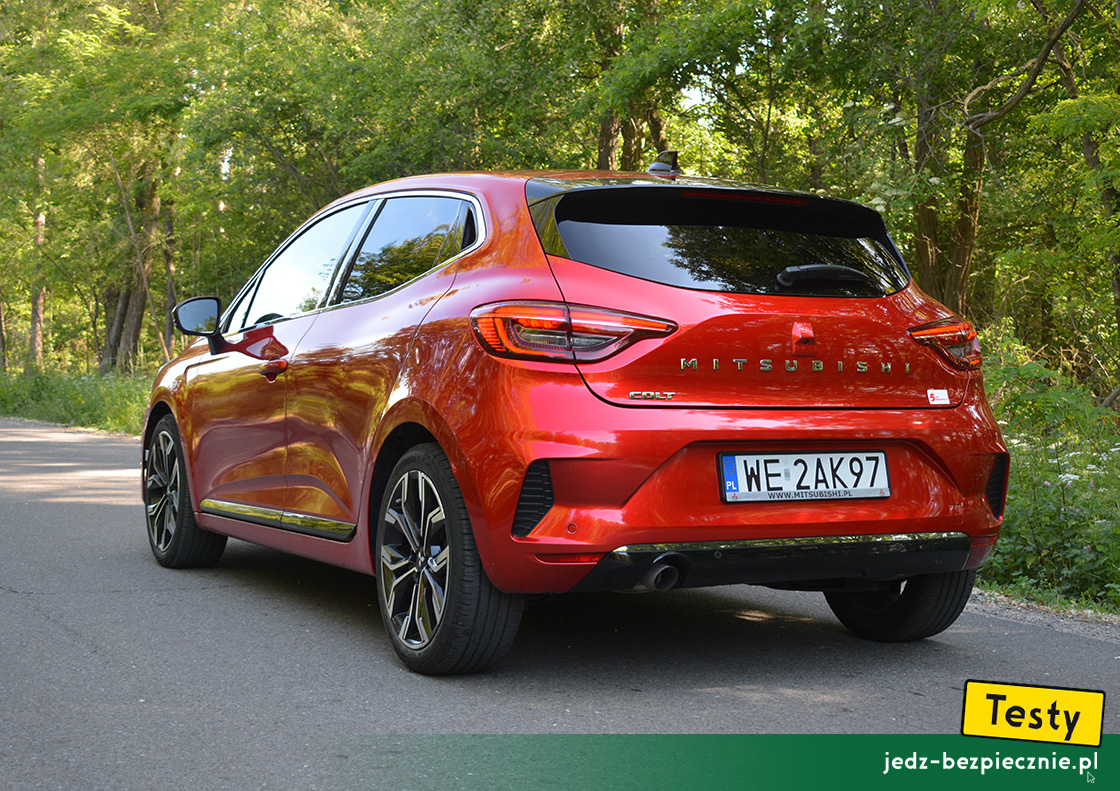 TESTY | Mitsubishi Colt | tył samochodu w metalizowanym kolorze Sunrise Red