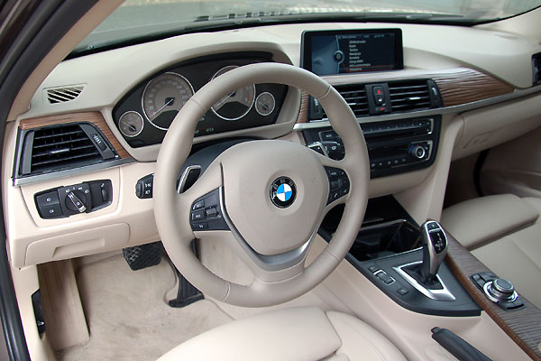 Testy - BMW serii 3 - kokpit samochodu