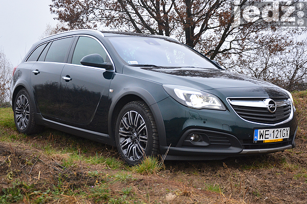Opel Insignia A, przód samochodu w nadwoziu kombi i napędem na cztery koła