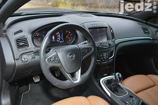 Opel Insignia, kokpit wersji wyposażenia Country