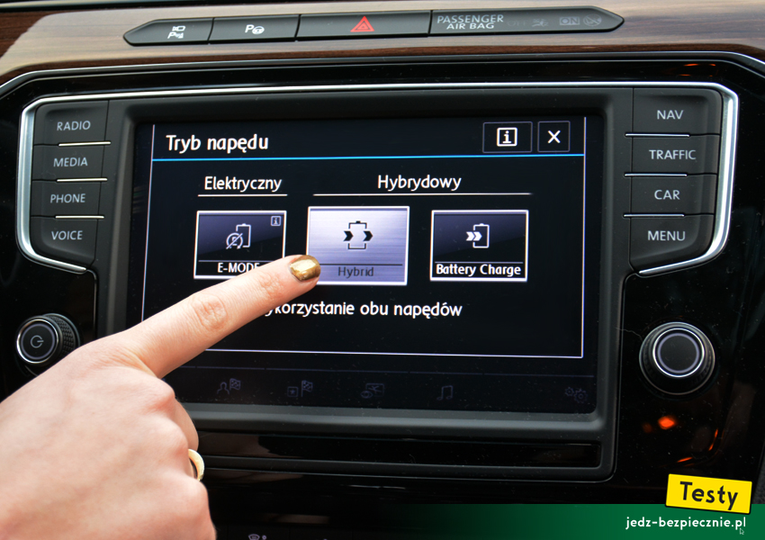 Testy - Volkswagen Passat GTE Limousine - dotykowy ekran LCD na środku kokpitu
