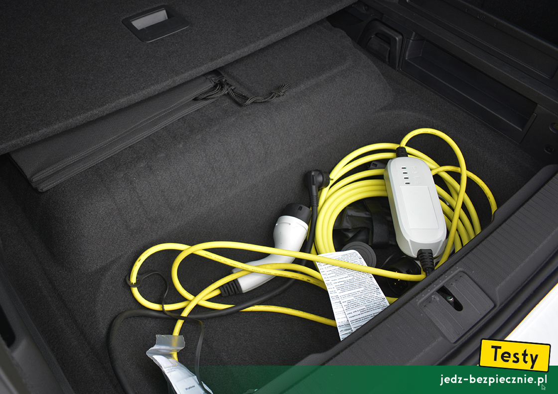 Testy - Volkswagen Passat GTE Variant - kable do ładowania w bagażniku