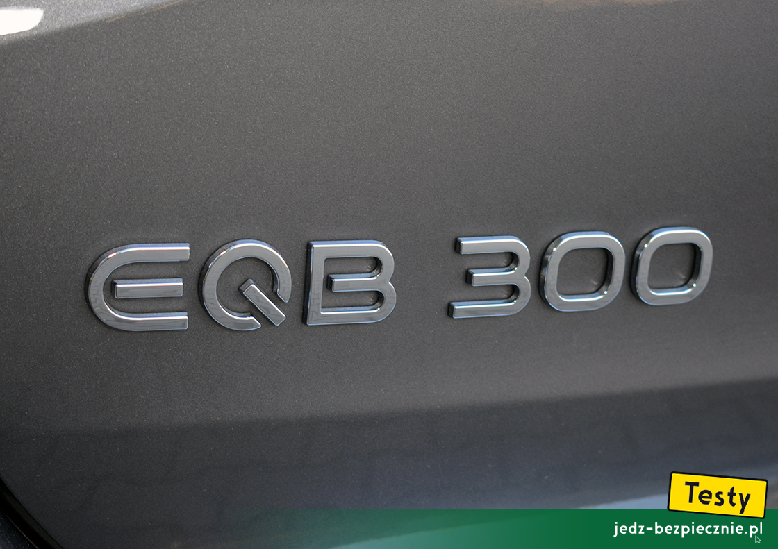 Testy - Mercedes EQB 5-osobowy - oznaczenie EQB 300 na klapie bagażnika