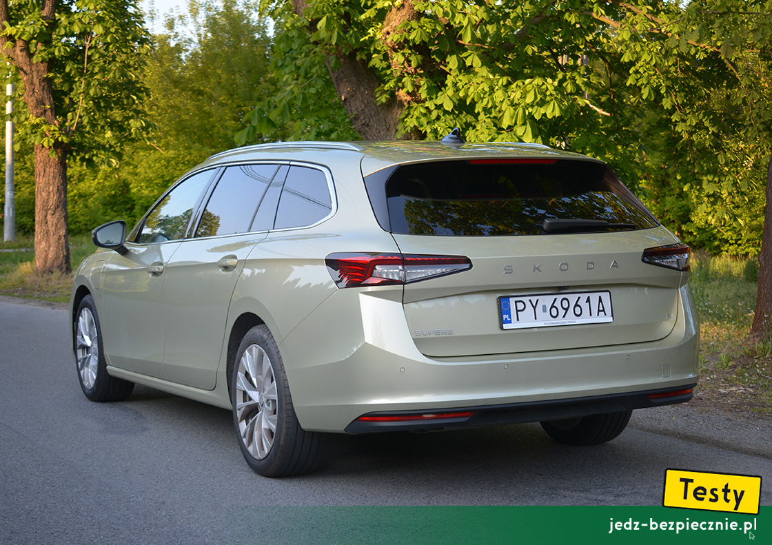 TESTY | Skoda Superb IV kombi plug-in | tył samochodu w kolorze nadwozia Żółty Ice Tea