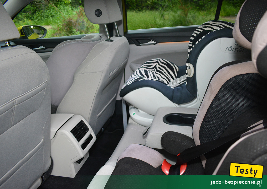 Testy - Volkswagen Golf VIII hatchback eHybrid - plusy, trzy pary mocowań Isofix