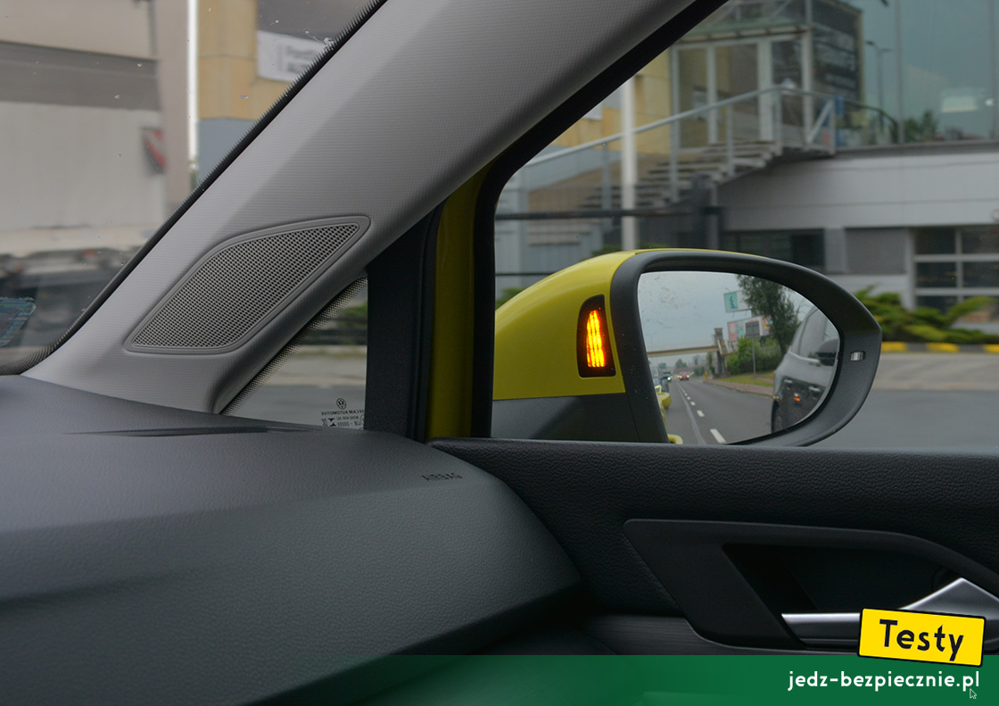 Testy - Volkswagen Golf VIII hatchback eHybrid - plusy, monitorowanie martwego pola w lusterku bocznym