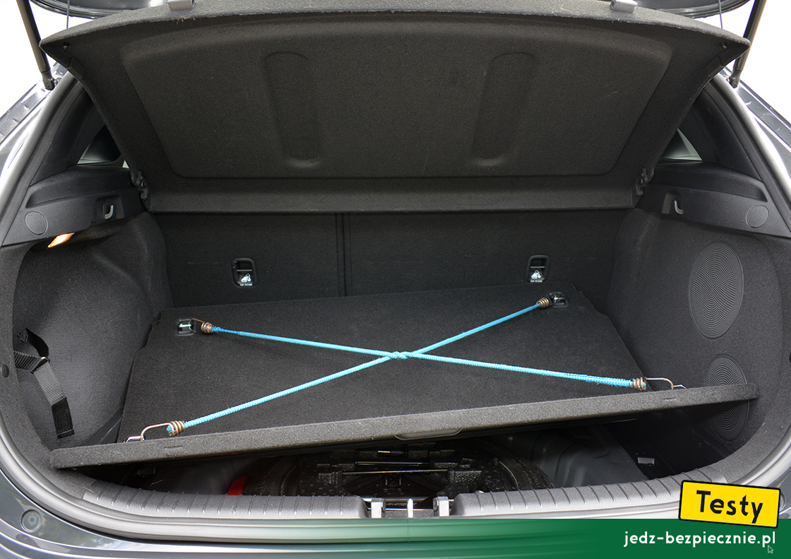Testy - Kia Ceed III hatchback - uchwyty do zaczepienia siatki lub linek