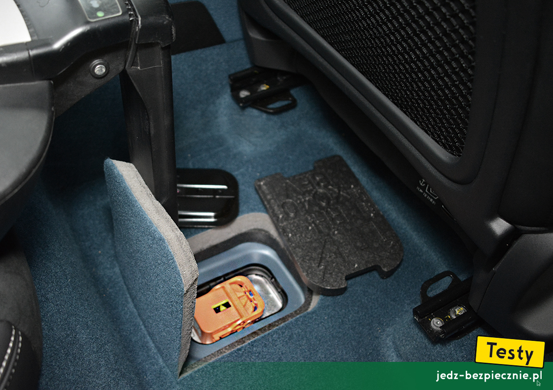 Testy - Volvo XC40 Recharge - schowek w podłodze przed kanapą