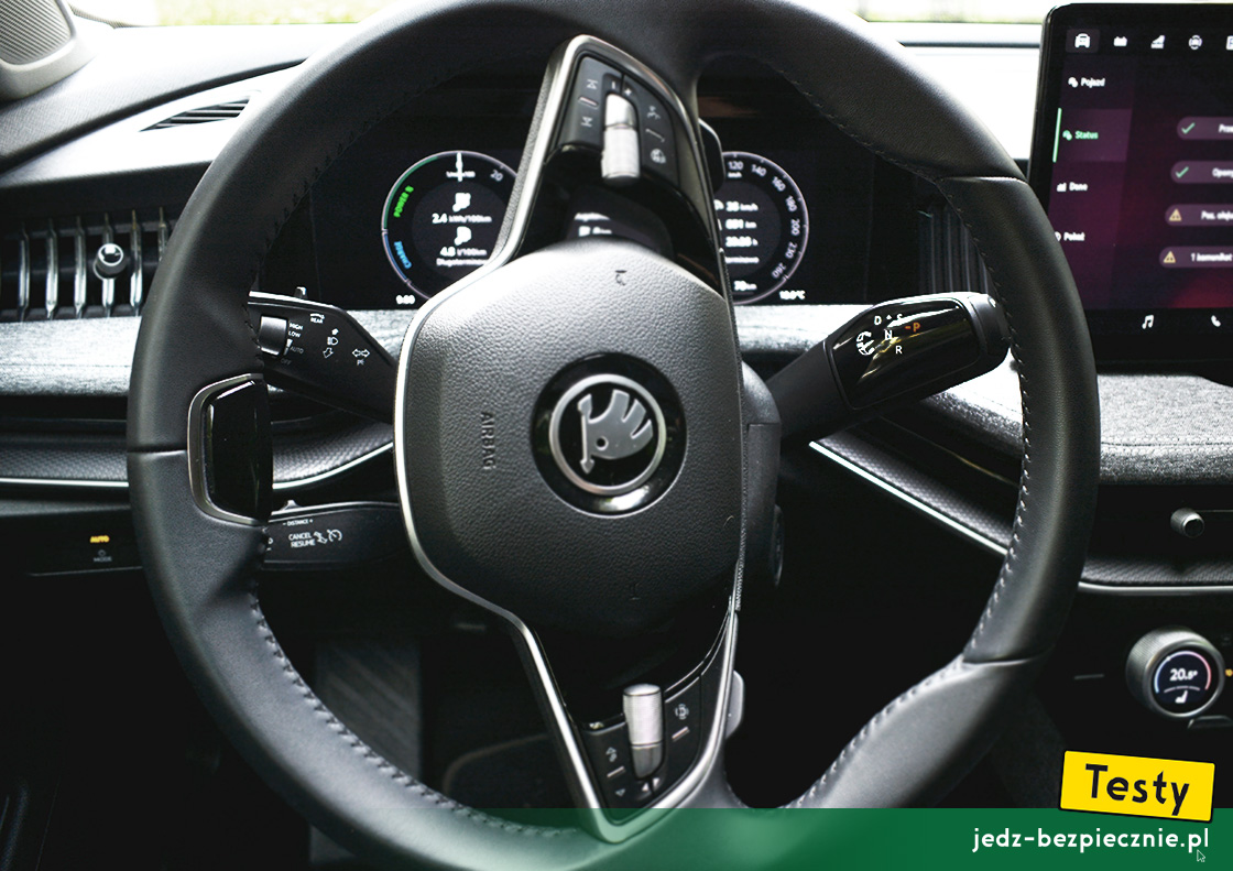 Testy - Skoda Superb IV kombi plug-in - minusy: możliwość przedłużenia siedziska fotela