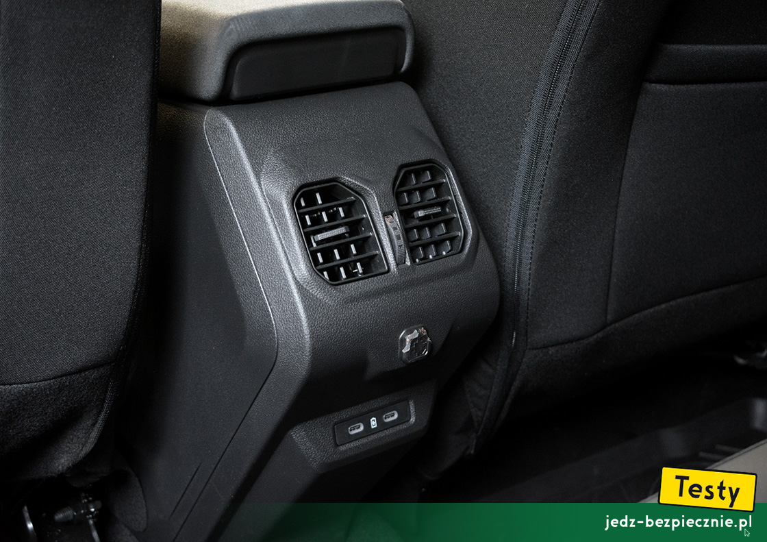Testy - Dacia Bigster 4x4 - plusy: nawiewy powietrza dla pasażerów podróżujących na kanapie