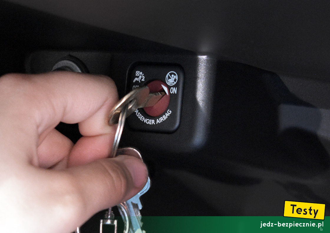 Testy - Alfa Romeo Junior hybrid - minusy, sposób zmiany statusu czołowej poduszki powietrznej pasażera