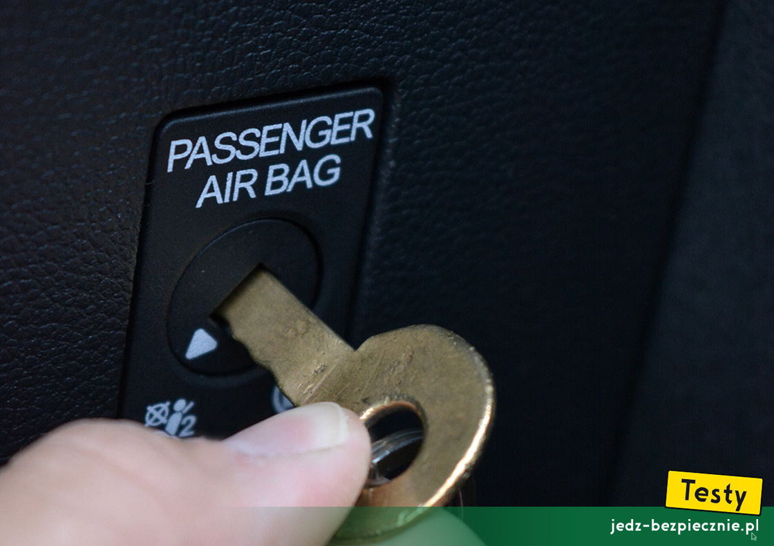 Testy - Volkswagen Tiguan III - minusy: sposób zmiany statusu poduszki powietrznej pasażera | Jedź Bezpiecznie
