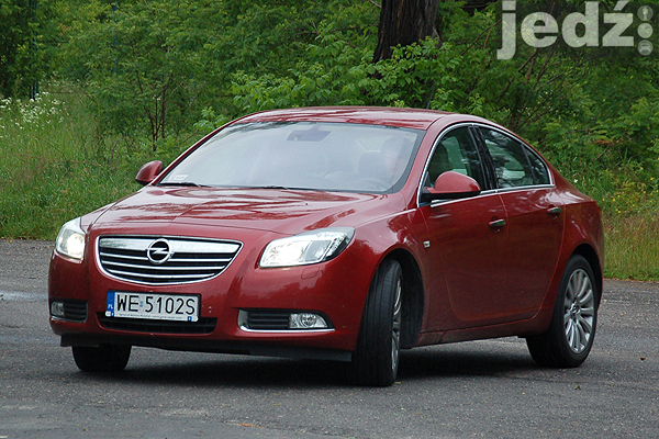 Opel Insignia A, przód samochodu w nadwoziu sedan