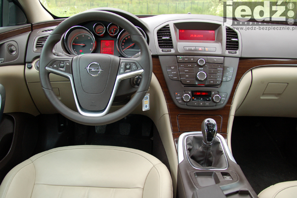 Opel Insignia A, dwukolorowy kokpit wersji wyposażenia Cosmo