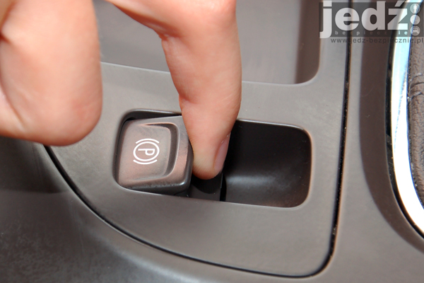 Opel Insignia A, przycisk elektrycznego hamulca postojowego