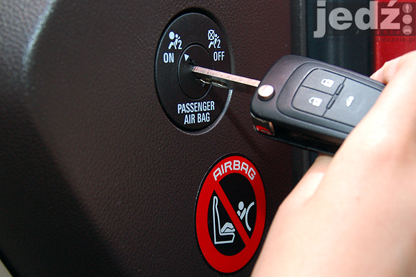 Opel Insignia A sedan, przełącznik poduszki powietrznej pasażera