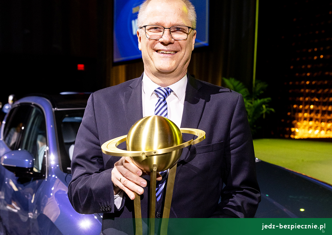 Mike Reichelt, szef Neue Klasse BMW, z nagrodą World Car Awards 2026 dla BMW iX3 | Jedź Bezpiecznie