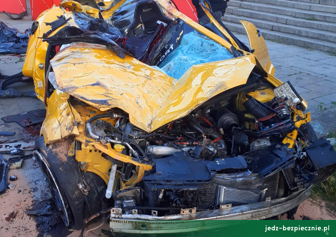 Wypadki drogowe - tragiczne dachowanie Renault Megane R.S. w Krakowie, cztery ofiary śmiertelne