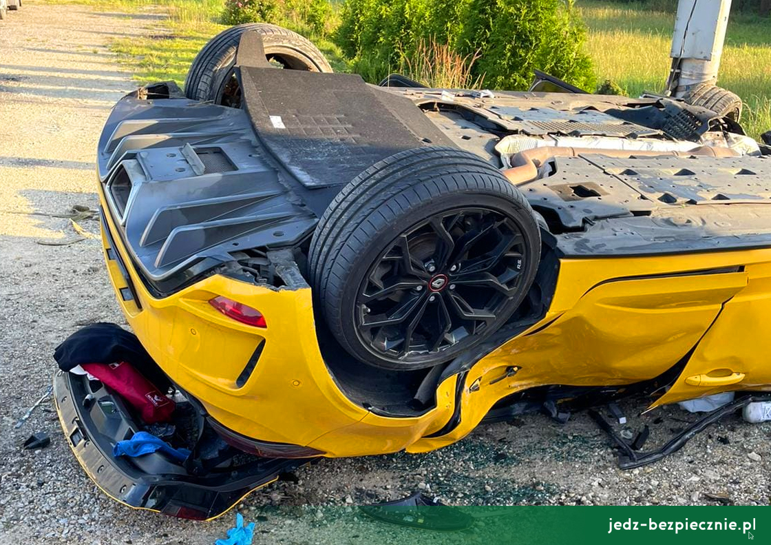 Wypadki drogowe - tragiczne dachowanie Renault Megane R.S., Harmęże, Małopolska, trzy ofiary śmiertelne
