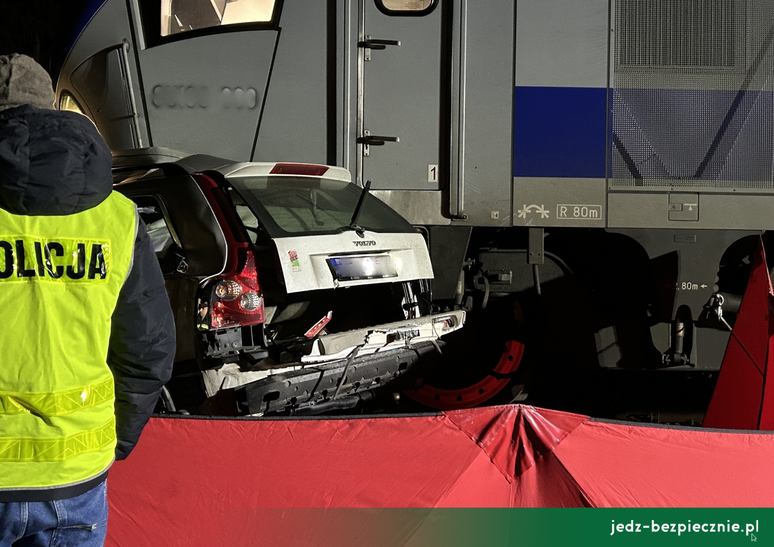 Wypadki drogowe - niestrzeżony przejazd w Karwnicy Mazurskiej, osobowe Volvo zderzyło się z pociągiem, pięć ofiar śmiertelnych