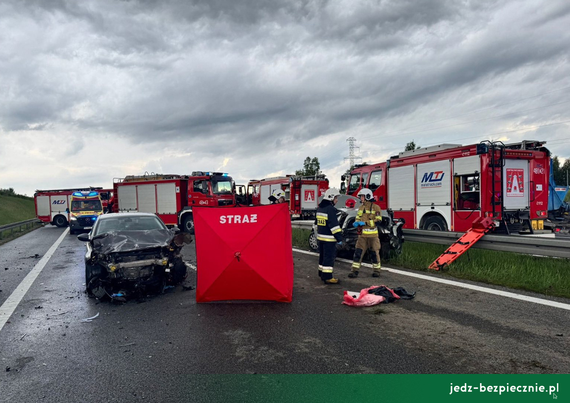 Droga ekspresowa S7, zderzenie 4 pojazdów, 3 osoby poszkodowane, jedna zabita, OSP w Suchedniowie | Jedź Bezpiecznie