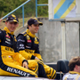 Robert Kubica i Jerome d'Ambrosio - kierowca rezerwowy Renault F1 Team - przywitali się z publicznością podczas przejazdu na złożonym dachu Nowego Megane CC. 