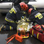 Do czasu przybycia zespołów medycznych strażacy udzielają pierwszej pomocy. 